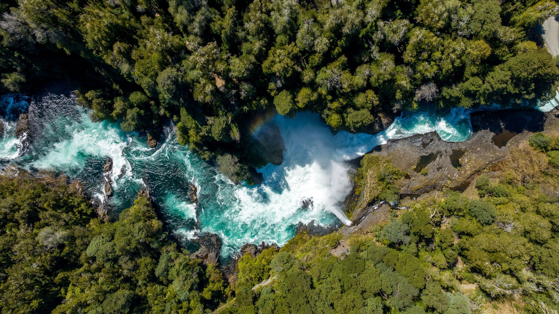 Cañon con agua fluyendo
